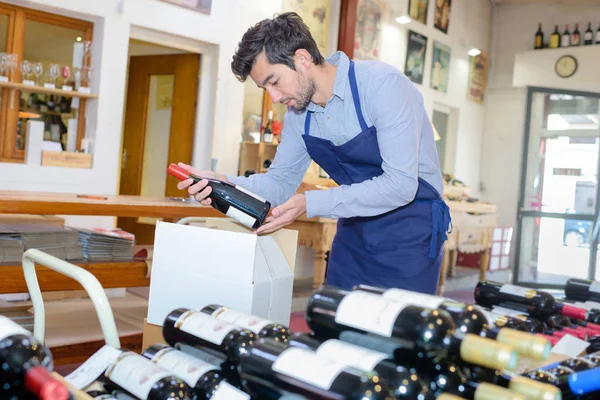 Joven vendedor de vino preparando los vinos ordenados — Foto de Stock