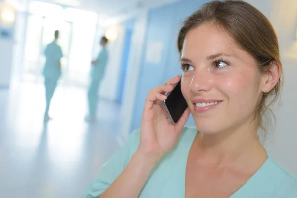 Enfermeira Feminina Usando Telefone Celular Hospital — Fotografia de Stock