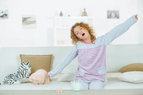 Young girl yawning and stretching — Stock Photo, Image