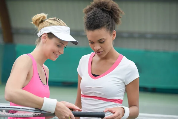 Treinador de tênis ajudando um estudante — Fotografia de Stock