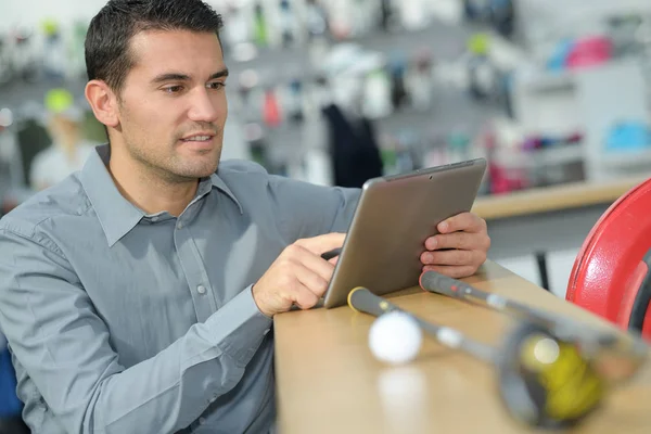 Donanım mağaza dijital tablet ile adam — Stok fotoğraf