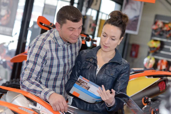 Coppia acquisto moto in officina — Foto Stock