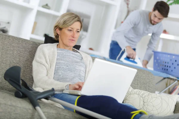 Mujer en recuperación usando una tableta — Foto de Stock