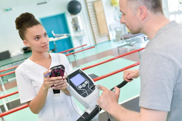 Exercícios de fisioterapia cuidados saudáveis treinamento corporal ativo — Fotografia de Stock