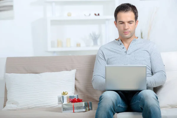 Homem compras on-line com cartão de crédito em casa para o Natal — Fotografia de Stock