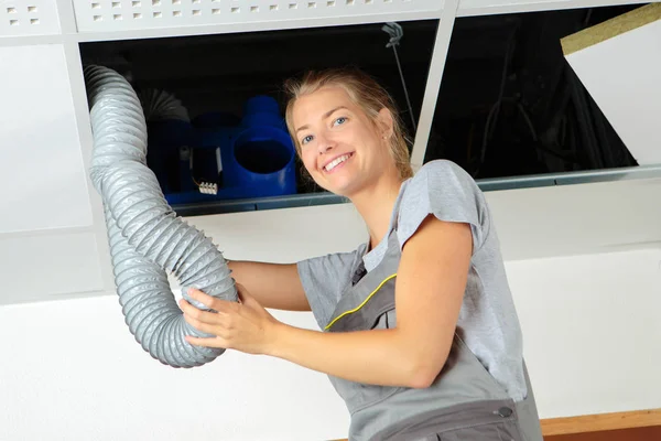 Werknemer het verwijderen van een ventilatie buis — Stockfoto