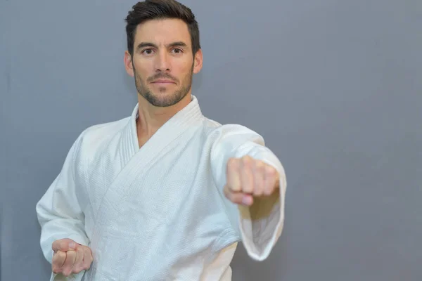 Hombre karate jugador en blanco kimono — Foto de Stock