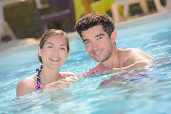 Muž a žena v bazénu — Stock fotografie