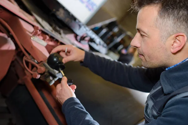 Artisan working in workshop — Stock Photo, Image