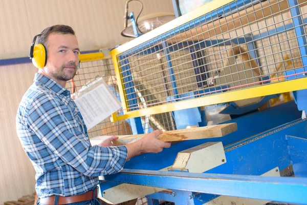 Sågverk-anställd som arbetar med trä verktyg och maskiner — Stockfoto