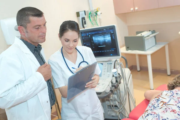 Sanitäter Gespräch Patient Auf Trage — Stockfoto