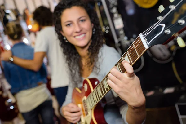 若い女性がギターを弾く — ストック写真