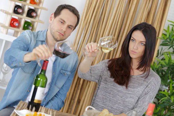 Weinliebhaberpaar verkostet Weine im Weinkeller — Stockfoto