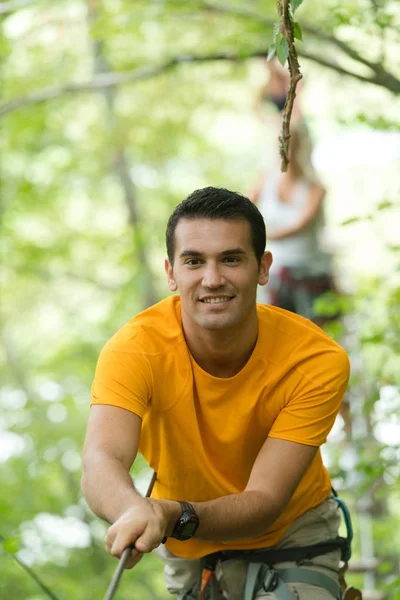 Muž horolezec v parku dobrodružství — Stock fotografie