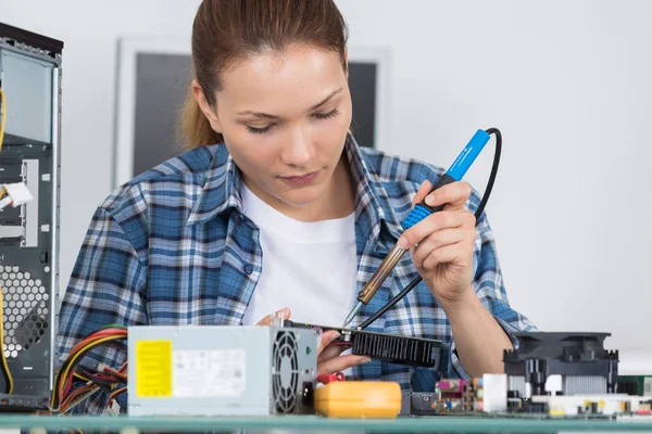 Vrouwelijke technicus gebruik soldering iron — Stockfoto