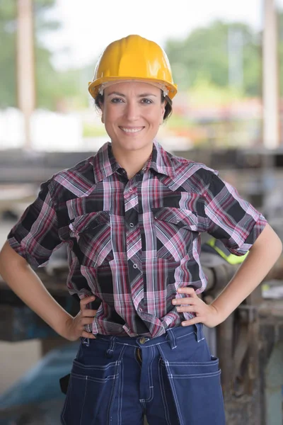 Mujer trabajadora de la construcción posando —  Fotos de Stock