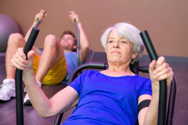 Seniorin trainiert im Fitnessstudio — Stockfoto