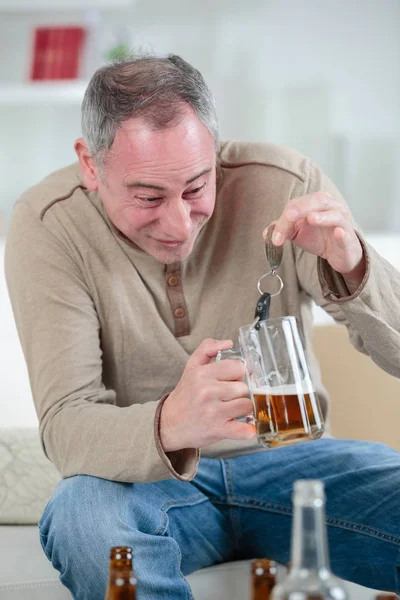 Pijany mężczyzna traci rozum na alkohol — Zdjęcie stockowe