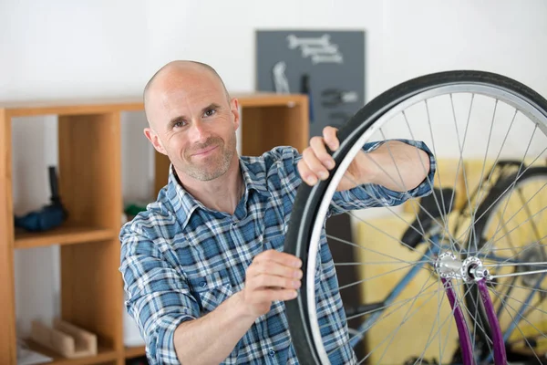 O trabalhador feliz da bicicleta — Fotografia de Stock