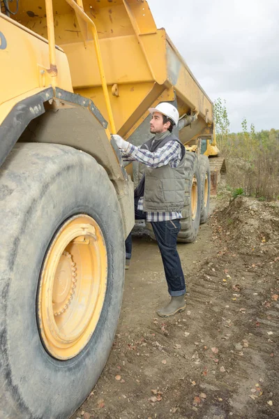 Hombre junto a maquinaria de plantas pesadas — Foto de Stock