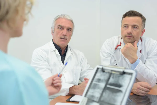 Equipo de médicos teniendo una reunión en la sala de reuniones —  Fotos de Stock