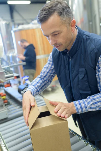 Trabajador de almacén cerrando una caja —  Fotos de Stock