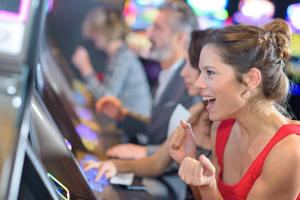 Schöne Frau Roten Kleid Beim Spielen Von Spielautomaten — Stockfoto