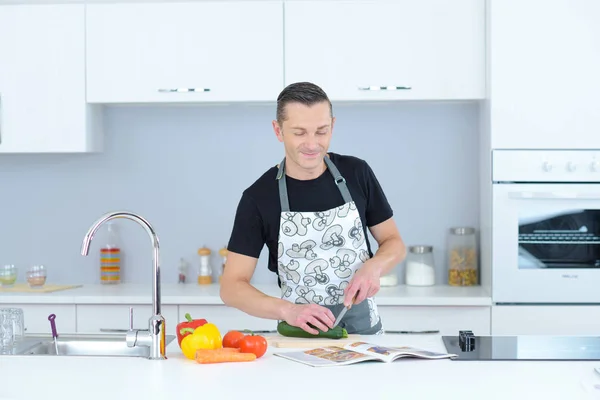 Şef adam mutfakta yemek — Stok fotoğraf