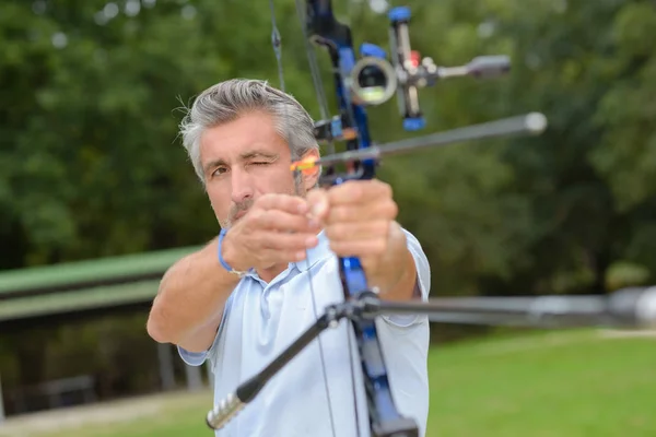 Mannelijke archer in actie — Stockfoto