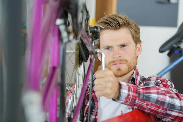 렌치와 자전거 타이어 — 스톡 사진