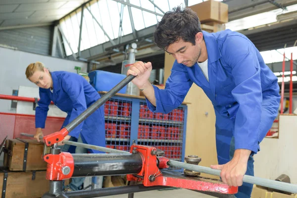 Homme utilisant banc presse — Photo