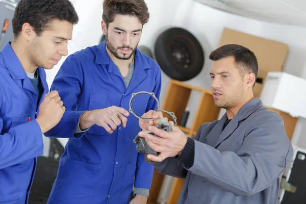 Étudiants avec partie auto étudier le commerce automobile — Photo