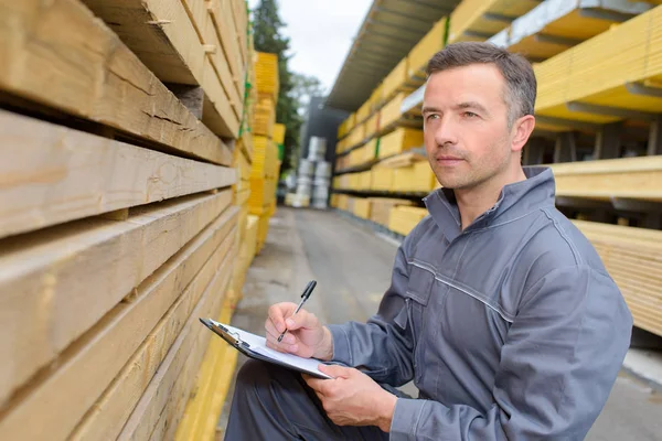 Man tar en anteckning i lagret — Stockfoto