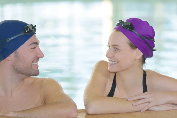スイミング プールでの会話を持っているカップル — ストック写真