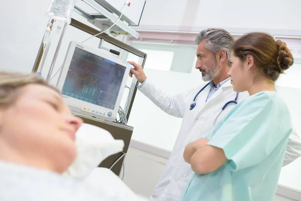 Paziente e medico in pericolo di vita — Foto Stock