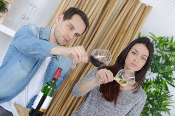 Copiar o irmão que é especialista em vinho — Fotografia de Stock