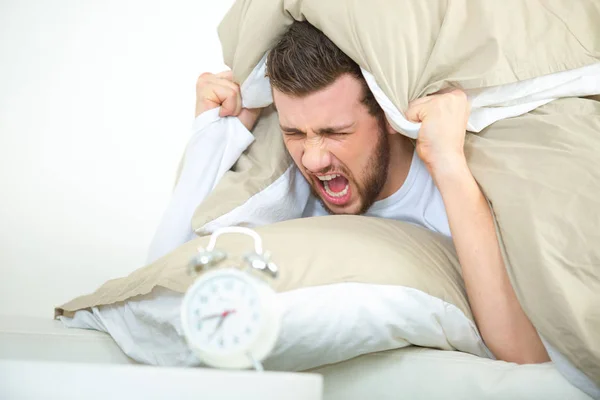 Homem irritado com o despertador — Fotografia de Stock