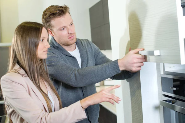 Paar kauft Möbel im großen Sanitärgeschäft — Stockfoto