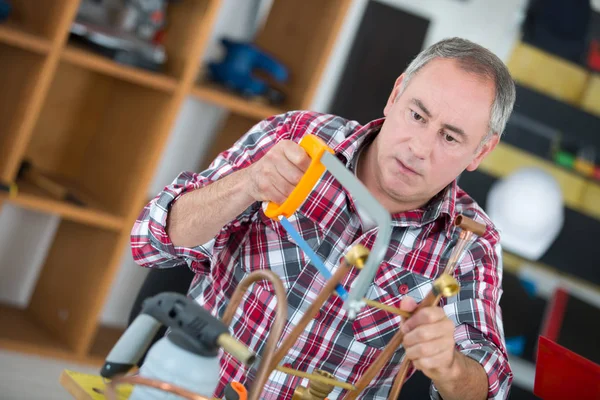 Klempner sägt Kupferrohr — Stockfoto