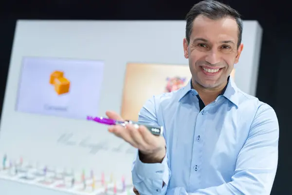 Man working at a e-cigartte shop — Stock Photo, Image