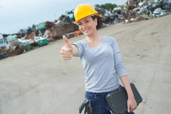 Female worker car scrap yard — Stock Photo, Image