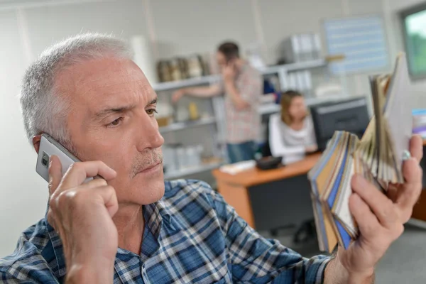 Senior chef på telefonen — Stockfoto