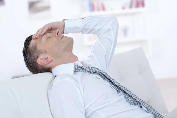 Retrato de um empresário cansado com uma dor de cabeça — Fotografia de Stock