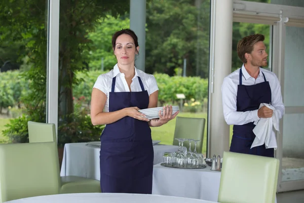 Restaurantmitarbeiter arbeiten und Restaurant — Stockfoto