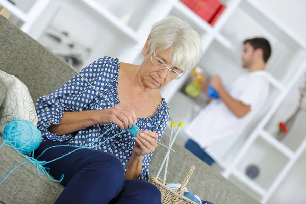 Oude vrouw bij het raam te breien — Stockfoto