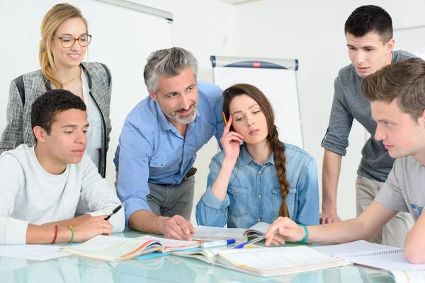 Grupo de personas alrededor de una mesa — Foto de Stock