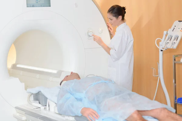 Nurse activating mri scanner — Stock Photo, Image