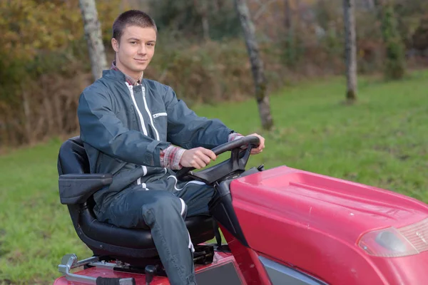 Man använder ride på gräsklippare — Stockfoto