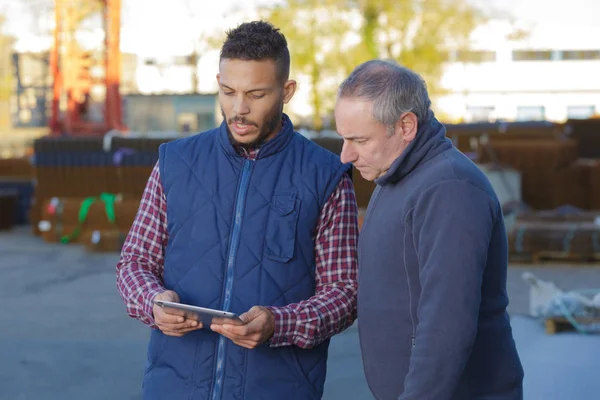 Gestionnaire et constructeur travaillant sur tablette moderne à l'extérieur — Photo