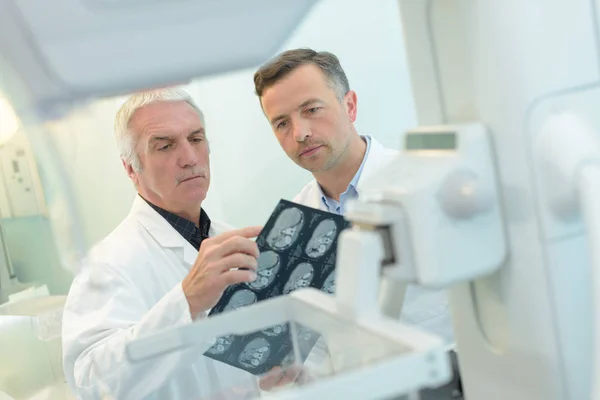 Médicos com resultado de ressonância magnética — Fotografia de Stock